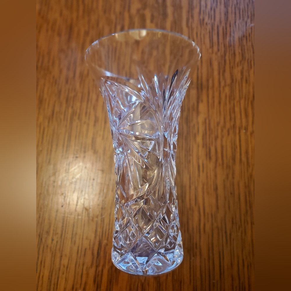 Gorgeous & flawless Lead Crystal Vase with Etched Pin Wheels